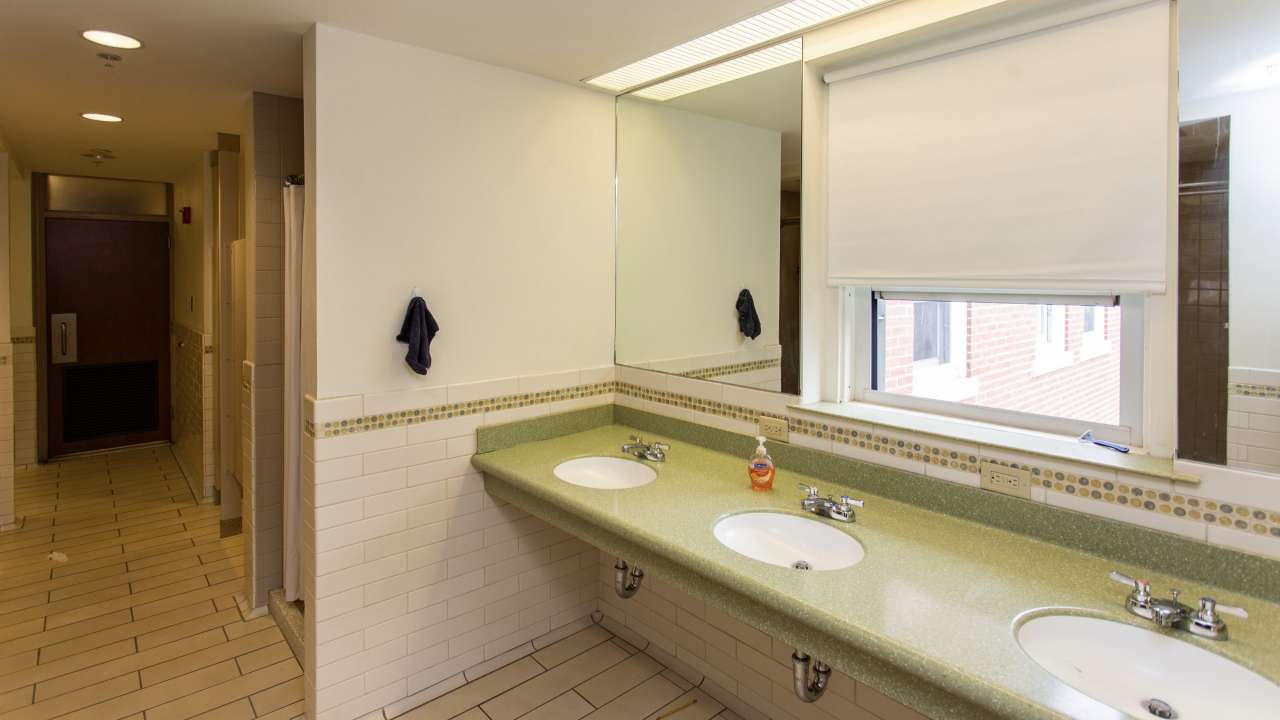 Huntress Hall, Bathroom