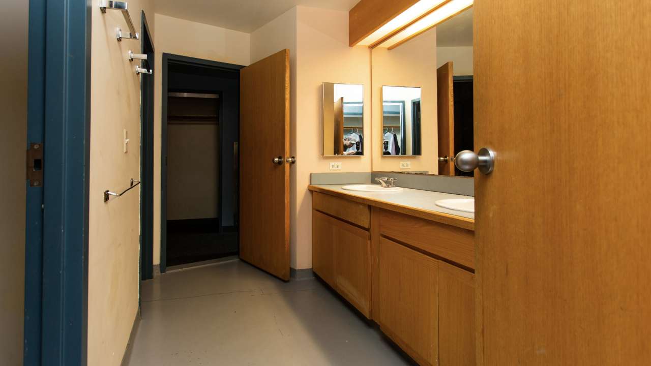 Pondside I bathroom